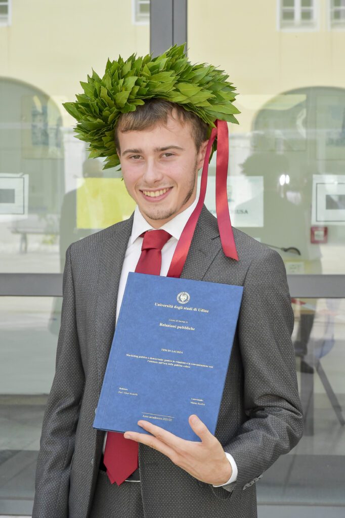 Matteo Bordini con la corona di alloro dopo la laurea